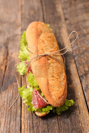 Foto de Sandwich- baguette con lechuga y salami - Imagen libre de derechos