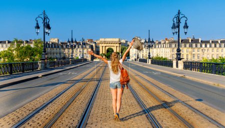 Téléchargez les photos : Happy woman touriste visitant Bordeaux ville en France- Nouvelle aquitaine - en image libre de droit