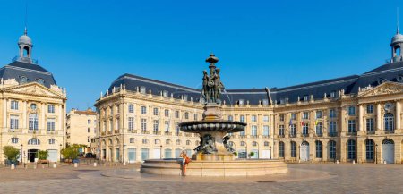 Téléchargez les photos : Femme touriste visitant Bordeaux ville en France, Place de la Bourse avec fontaine- Nouvelle aquitaine - en image libre de droit