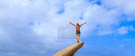 Téléchargez les photos : Femme debout sur le pic avec les bras levés sur ciel bleu- liberté, réalisation, concept de succès - en image libre de droit