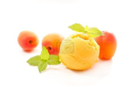 Téléchargez les photos : Cuillère à crème glacée abricot isolé sur fond blanc - en image libre de droit