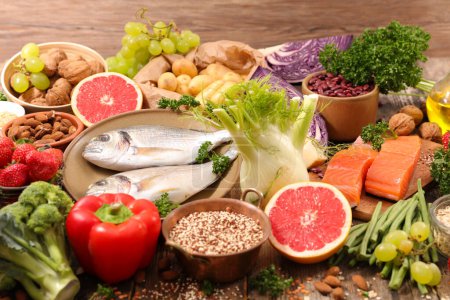 Téléchargez les photos : Sélection d'aliments sains fruits, légumes, poissons - en image libre de droit