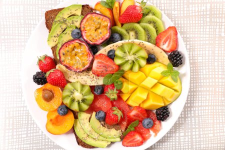 Téléchargez les photos : Assiette avec vinaigrette salade de fruits saine alimentation, fruits d'été - en image libre de droit