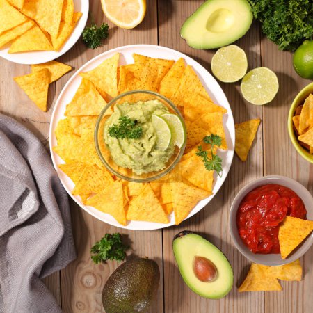 Téléchargez les photos : Puces mexicaines de nacho avec guacamole - en image libre de droit