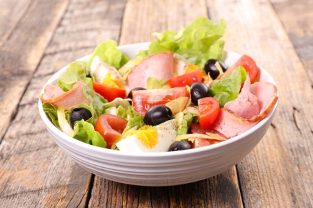 Téléchargez les photos : Salade de légumes frais mélangés dans un bol - en image libre de droit