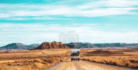 Téléchargez les photos : Camping-car dans le désert paysage- vacances, aventure, concept de road trip Bardenas reales en Espagne - en image libre de droit