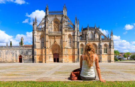 Foto de Mujer turista frente al Monasterio de Batalha- Portugal, Leiria - Imagen libre de derechos