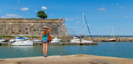 Téléchargez les photos : Tourisme d'excursion sur l'île d'Oléron Château d'Oléron-France - en image libre de droit