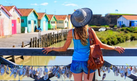 Téléchargez les photos : Femme jouissant de maisons colorées traditionnelles sur l'île d'Oleron, France- Charente Maritime, Nouvelle aquitaine - en image libre de droit