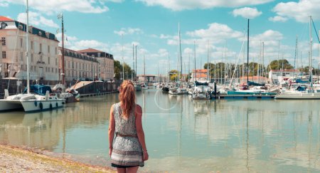 Téléchargez les photos : Femme touriste visitant la ville de Rochefort et le port- Charente Maritime en France - en image libre de droit