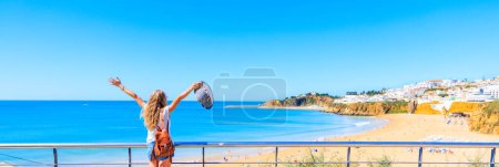 Foto de Mujer viajera feliz turista disfrutando de vista panorámica de la playa del Algarve Portugal - Imagen libre de derechos