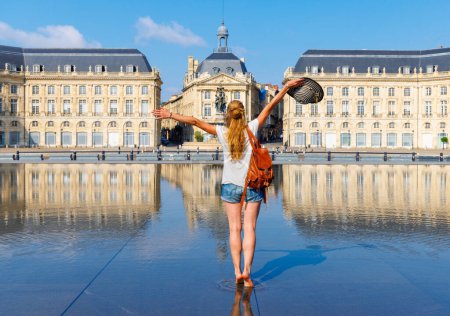 Foto de Viajero mujer en Francia- Burdeos, Bourse plaza con espejo de agua- Gironda, Nouvelle aquitaine - Imagen libre de derechos