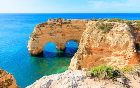 Téléchargez les photos : Belle côte de l'Algarve Océan Atlantique et formation de roches (en forme de coeur) au Portugal - en image libre de droit