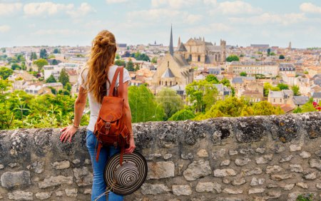 Téléchargez les photos : Poitiers point de vue paysage de la ville- Femme touriste regardant les toits de la ville- vacances, destination de voyage, tourisme en France- Poitou Charente, Vienne - en image libre de droit