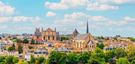 Téléchargez les photos : Vue panoramique du paysage urbain de Poitiers - France - en image libre de droit