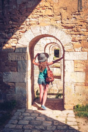 Foto de Mujer viajera con sombrero y bolso mirando a la puerta de la perspectiva en la arquitectura francesa- efecto perspectiva infinito - Imagen libre de derechos