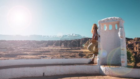 Téléchargez les photos : Femme touriste voyageant en Espagne, Province de Grenade, Sierra nevada view - en image libre de droit