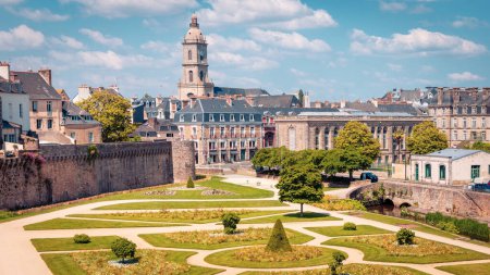 Téléchargez les photos : Vue panoramique sur le jardin et le château dans le département de Vannes- Morbihan en Bretagne-France - en image libre de droit
