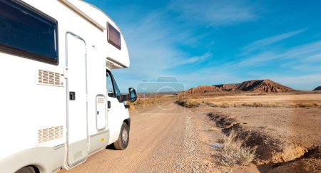 Téléchargez les photos : Camping-car sur la route- aventure, Voyage, concept de vacances - en image libre de droit