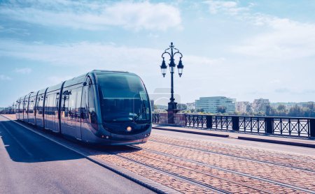 Téléchargez les photos : Tram à Bordeaux-France, Nouvelle Aquitaine, Gironde - en image libre de droit