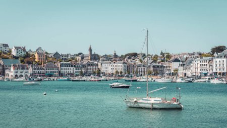 Téléchargez les photos : Audierne ville et port- tourisme touristique en France, Bretagne - Finistère - en image libre de droit