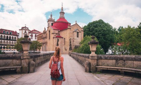 Téléchargez les photos : Visite touristique femme Amarante ville- Sao Goncalo monastère- Portugal - en image libre de droit