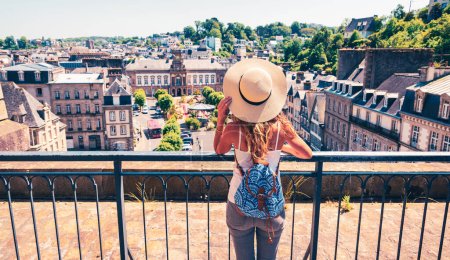 Téléchargez les photos : Femme regardant la vue panoramique de la ville de Morlaix skyline- Finistere, France - en image libre de droit