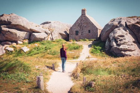 Téléchargez les photos : Tourisme d'excursion en Bretagne, village traditionnel de Meneham Finistère en France - en image libre de droit