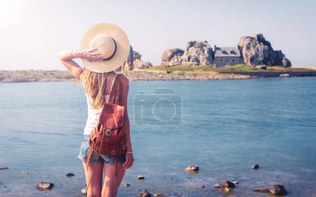 Téléchargez les photos : Femme touriste voyageant en France- Bretagne, Finistre- Plougrescant - en image libre de droit