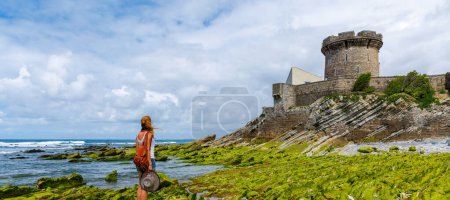 Téléchargez les photos : Touriste française, Ciboure, Saint Jean de Luz près de Biarritz Pays Basque - en image libre de droit