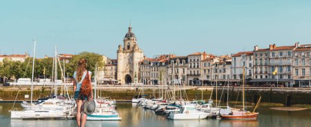 Téléchargez les photos : Une touriste visite La Rochelle- Tour tourisme en France, Charente Maritime - en image libre de droit