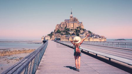 Foto de Turista mujer en Mont Saint Michel- Normandie en Francia - Imagen libre de derechos