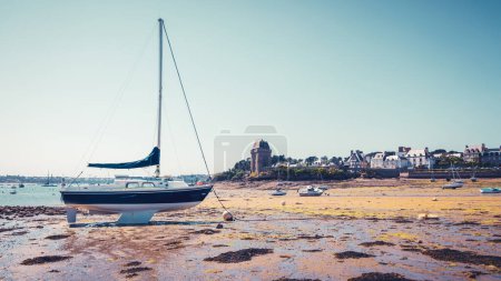 Téléchargez les photos : Marée basse à Saint Malo, Tour Solidor et port- Saint Servan sur Mer, Bretagne - en image libre de droit