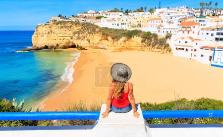 Téléchargez les photos : Tourisme touristique sur la côte de l'Algarve - Carvoeiro- Portugal - en image libre de droit