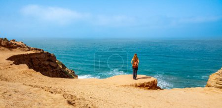Téléchargez les photos : Femme debout devant la mer- Voyage, réfléchi, concept d'aventure - en image libre de droit