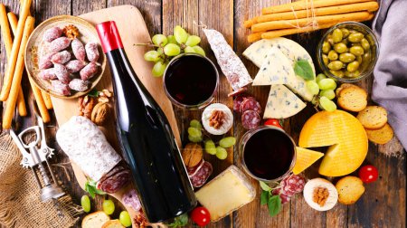 Téléchargez les photos : Composition avec vin rouge, sélection de fromages et snacks - en image libre de droit