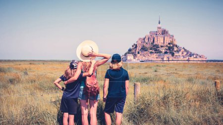 Téléchargez les photos : Touriste familial regardant le Mont Saint Michel- Normandie en France - en image libre de droit