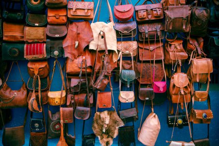 Foto de Almacene bolsas y productos de cuero en el mercado en Marruecos - Imagen libre de derechos