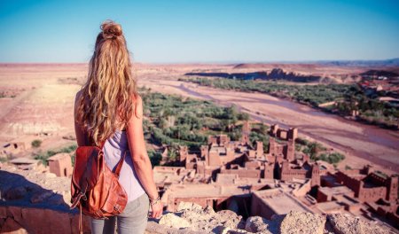 Foto de Viajero mujer en Morocco- Ait ben haddou vista del paisaje de la ciudad, oasis del desierto - Imagen libre de derechos