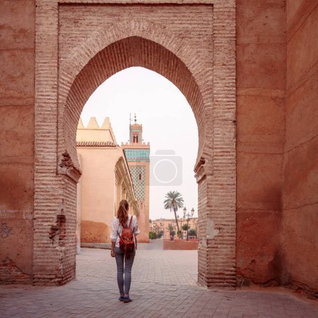 Vue arrière d'une touriste à Marrakech, vue de la porte Ilslam de la mosquée Koutoubia Maroc