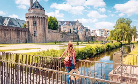 Téléchargez les photos : Vue arrière de la femme à Vannes- ville médiévale en Bretagne - tourisme, vie urbaine, concept de destination voyage - en image libre de droit