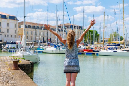 Foto de Turista mujer que visita la ciudad y el puerto de Rochefort Charente Maritime en Francia - Imagen libre de derechos