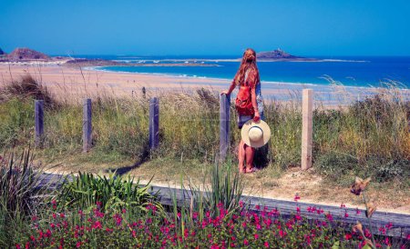 Foto de Mujer turista buscando y hermosa playa y el océano atlántico- Bretaña en Francia - Imagen libre de derechos