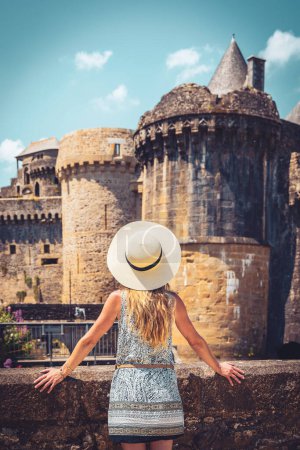 Foto de Vista trasera de la mujer turista en la ciudad de Fougeres Bretaña en Francia - Imagen libre de derechos