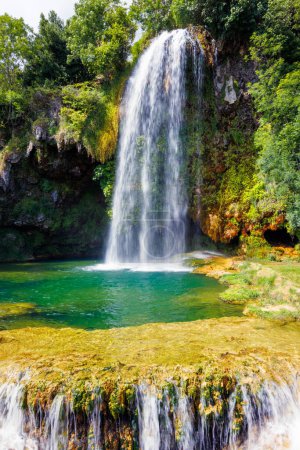 Foto de Hermosa cascada en Francia, Salles la Source, Aveyron - Imagen libre de derechos