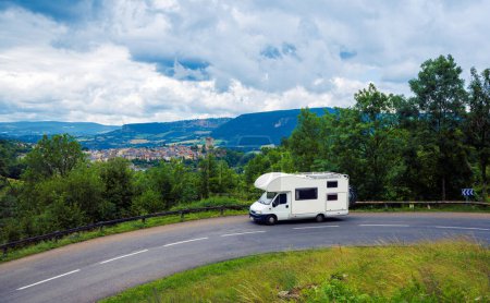 Téléchargez les photos : Camping-car sur la route à la campagne- vacances, road trip, concept d'aventure- Lozère, région Occitanie en France - en image libre de droit