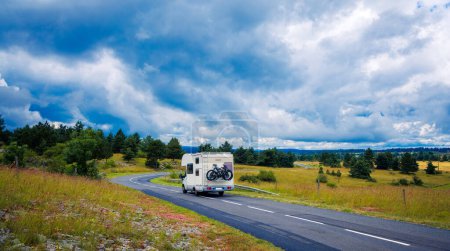Téléchargez les photos : Famille en camping-car sur la route à la campagne- vacances, road trip, concept d'aventure- Lozère, région Aveyron en France - en image libre de droit