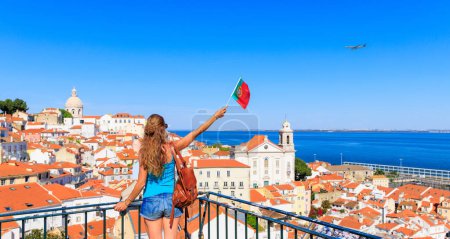 Foto de Mujer con bandera portuguesa disfrutando de viajes en Lisboa, Portugal - Imagen libre de derechos