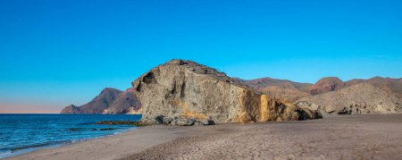 Téléchargez les photos : Plage à Cabo de Gata, Playa del Monsul - Andalousie en Espagne - en image libre de droit