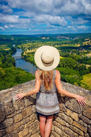 Foto de Turista mujer disfrutando de una hermosa vista del río Dordoña en Francia - Imagen libre de derechos